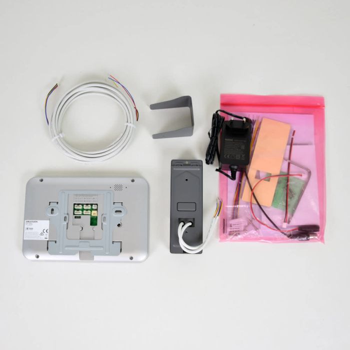 Комплект відеомофона Hikvision DS-KIS203T (розпродаж 658): відеодомофон 7" і відеопанель