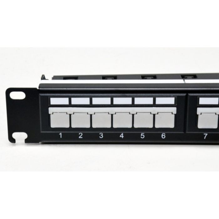 Патч-панель CMS 19" 24xRJ-45 UTP, кат. 6a з організатором кабелю і пластиковими шторками